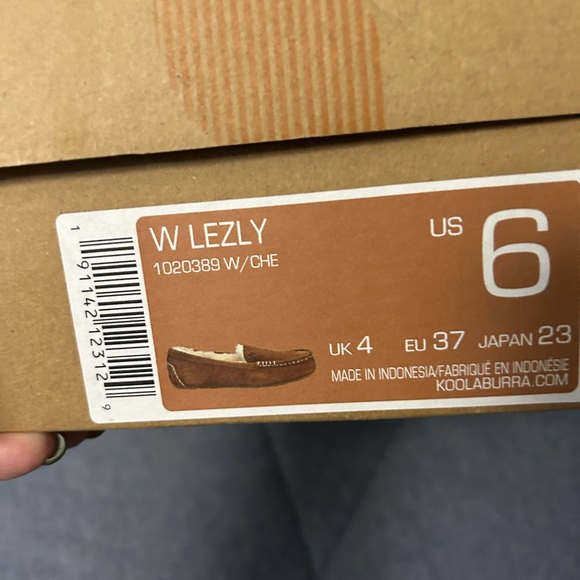 Slippers - Picture 3 of 4